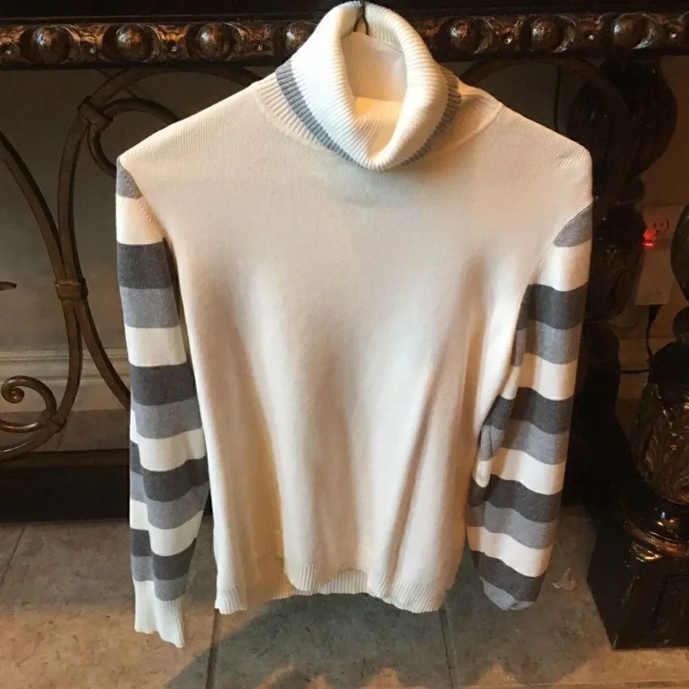 Ann TAYLOR Loft Turtleneck